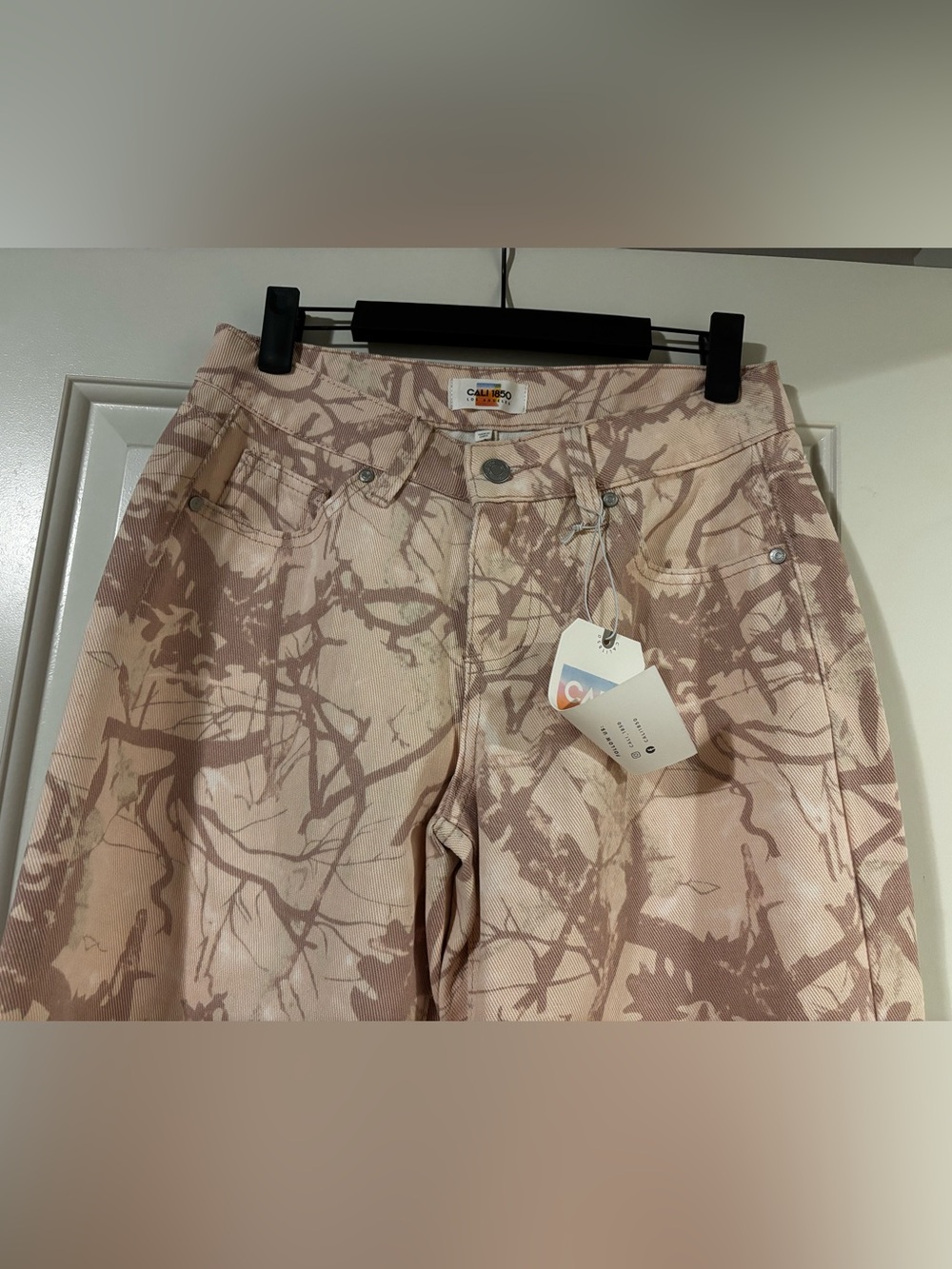 Cali 1850 Women's Pink Camouflage-Print Wide Leg Jeans - Picture 2 of 4